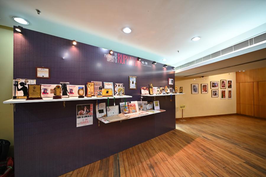 ১৬-১৮ ফেব্রুয়ারি, তিন দিন বিকেল ৩টে থেকে রাত ৮টা পর্যন্ত এই প্রদর্শনীর দরজা খোলা ছিল দর্শকদের জন্য। তাঁর তোলা ছবি দেখতে ভিড় জমিয়েছিলেন রূপকথার বহু শুভাকাঙ্ক্ষী আলোকচিত্রী ও প্রথম সারির শিল্পী ও তারকারা।  