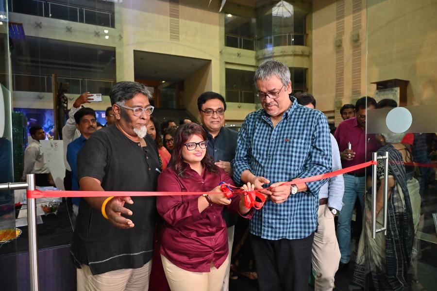 পাশাপাশি উপস্থিত ছিলেন নামজাদা গায়ক শ্রীকান্ত আচার্য, অভিনেতা পরমব্রত চট্টোপাধ্যায়, অভিনেতা-কাহিনিকার পদ্মনাভ দাশগুপ্ত এবং আলোকচিত্রী প্রতাপ দাশগুপ্ত। 