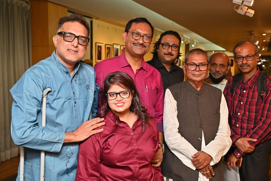 নিজের ছবি তোলার নেশা নিয়ে রূপকথা বলেন, “পাঁচ বছর বয়সে মায়ের ক্যামেরা হাতে তুলে নিয়ে বিষ্ণুপুরে মন্দিরের ছবি লেন্সবন্দি করেছিলাম। সেই থেকেই বাবা-মা জানতেন বড় হয়ে ছবি তোলার শখ নিয়ে আরও এগোতে পারব। আর সেই মতোই ধীরে ধীরে এতটা পথ আসা। নানা ঘরানার মিশেলে ‘মুক্ত ভাবনা’ নিয়েই এই প্রদর্শনী।”