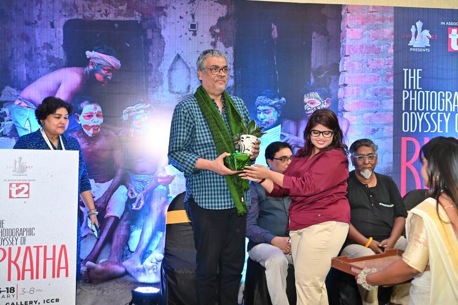 শ্রীকান্ত আচার্য আরও বলেন, “আমি অন্যান্য ছোট ছেলেমেয়ে ও নবীন শিল্পী সত্ত্বাদের অভিভাবকদের কাছে আর্জি জানাব মোবাইল ফোনের বদলে তাদের হাতে ক্যামেরা তুলে দিন।”