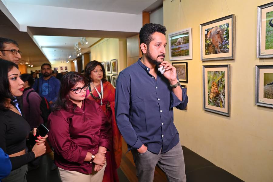 জনপ্রিয় অভিনেতা পরমব্রত চট্টোপাধ্যায় প্রদর্শনী ঘুরে বললেন, “একটা সময়ে আমার নিজেরও ক্যামেরার প্রতি অন্য রকম টান ছিল। এখন পেশাগত কারণে ক্যামেরার অবস্থান, আলো এবং আরও নানা কারুকাজের প্রতি ওয়াকিবহাল থাকতেই হয়।”