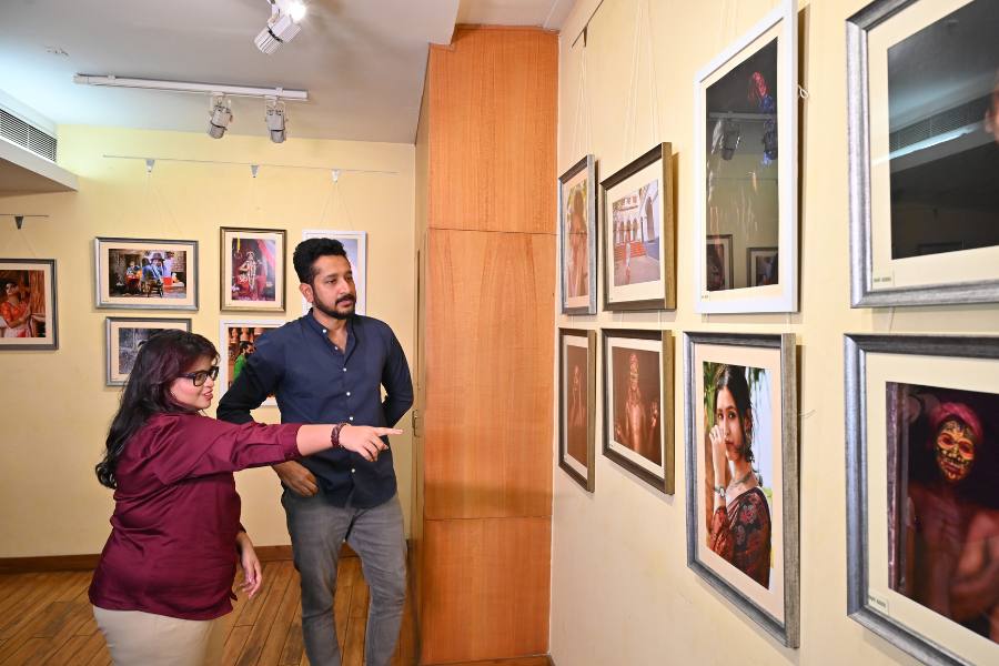 পরমব্রতর মতে, “যখন দেখি পাশেই মাত্র ২১ বছর বয়সে একটি মেয়ে নিজের একক প্রদর্শনী করার মতো এত বড় পদক্ষেপ নিয়েছে, এবং নিজের সুন্দর কাজগুলি সবার সামনে তুলে ধরছে, খুব ভাল লাগে।”