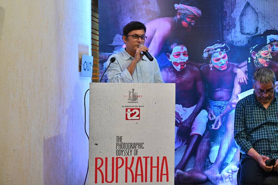 অভিনেতা-কাহিনিকার পদ্মনাভ দাশগুপ্তর কথায়, “এতটুকু বয়সে এত সুন্দর দেখার চোখ এবং এত নিপুণ হাতে তোলা ছবির সম্ভার সত্যিই অবাক করে। আমি নিজেও ঘুরে দেখেছি সবটা আর আশ্চর্য হয়েছি ওর প্রতিভা দেখে।”