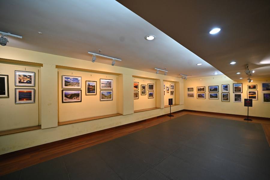 তাঁদের কথায় জানা যায় আলোকচিত্রে রূপকথার পথচলা শুরুর কাহিনি থেকে জানা-অজানা নানা গল্প। 