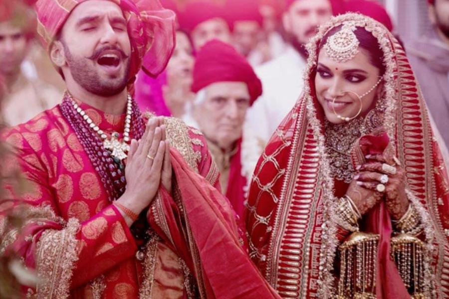 পোশাকাশিল্পী সব্যসাচী মুখোপাধ্যায়ের নকশা করা আইভরি রঙের চুমকি শাড়িতে নজর কাড়েন অভিনেত্রী।