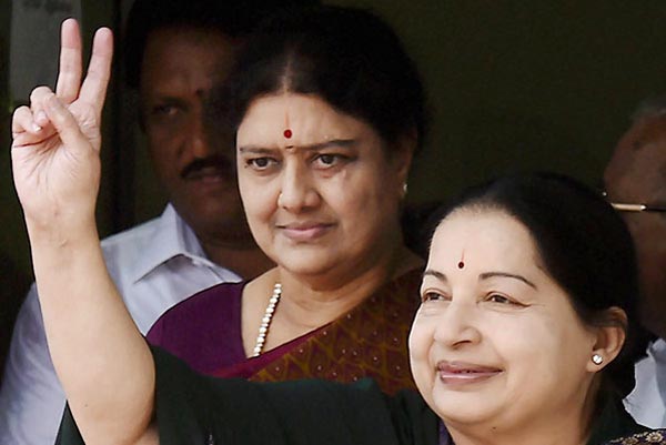 সোমবার বেঙ্গালুরুর একটি আদালতের নির্দেশ, আগামী ৬ এবং ৭ মার্চ তামিলনাড়ুর মুখ্যসচিবের হাতে ওই বিপুল পরিমাণ সম্পত্তি তুলে দিতে হবে। ‘টাইমস অফ ইন্ডিয়া’র একটি প্রতিবেদনে এমনটাই জানানো হয়েছে।