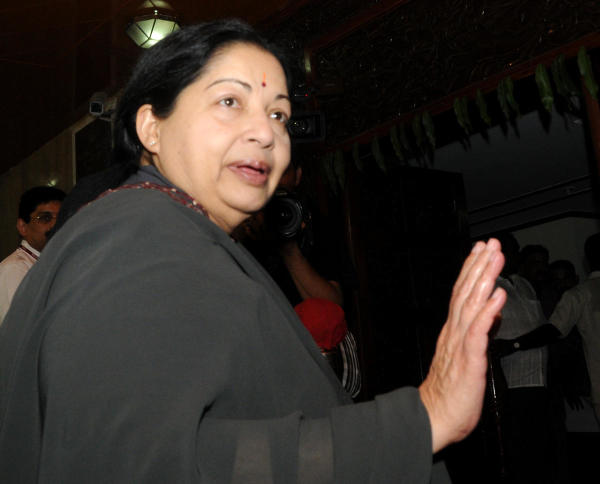 নিলামের জন্যই জয়ললিতার গয়না তুলে দেওয়া হচ্ছে তামিলনাড়ু সরকারের হাতে। তার পর প্রয়াত নেত্রীর অন্যান্য স্থাবর সম্পত্তি নিলামের প্রক্রিয়া শুরু হবে।