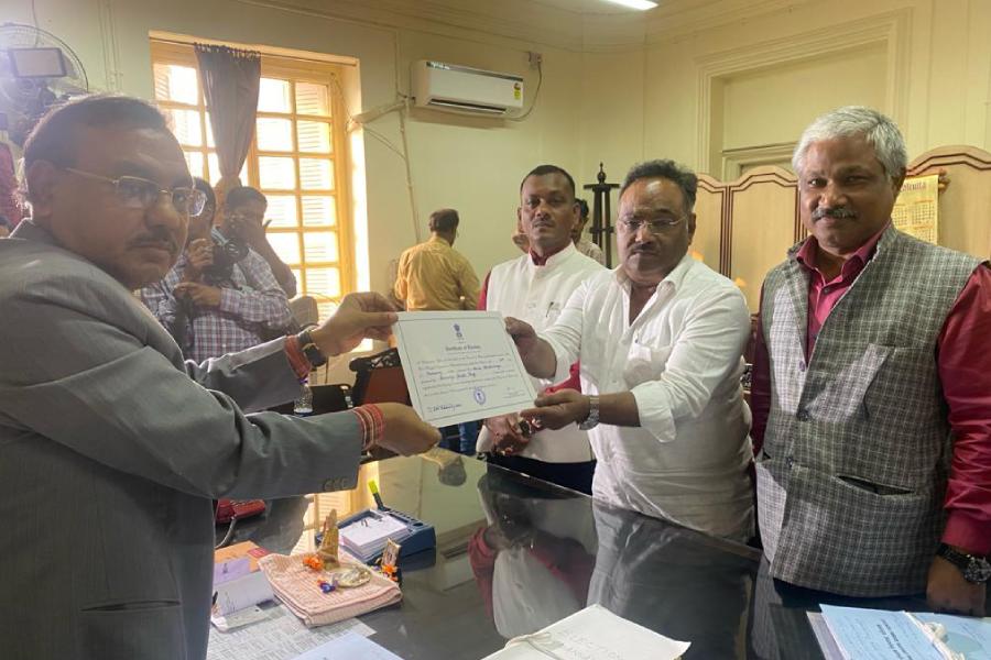 জয়ের শংসাপত্র হাতে নিচ্ছেন বিজেপির শমীক ভট্টাচার্য।