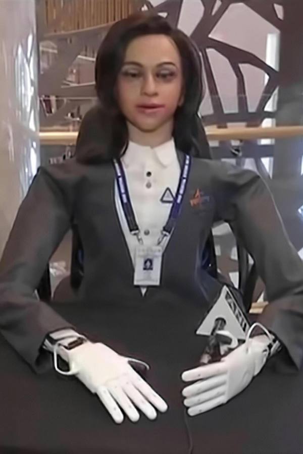 প্রথমে ‘ব্যোমমিত্রা’ নামের একটি মহিলা রোবটকে মহাকাশে পাঠাবে ইসরো। সেই অভিযান সফল হলে মহাকাশে মানুষ পাঠানো হবে।