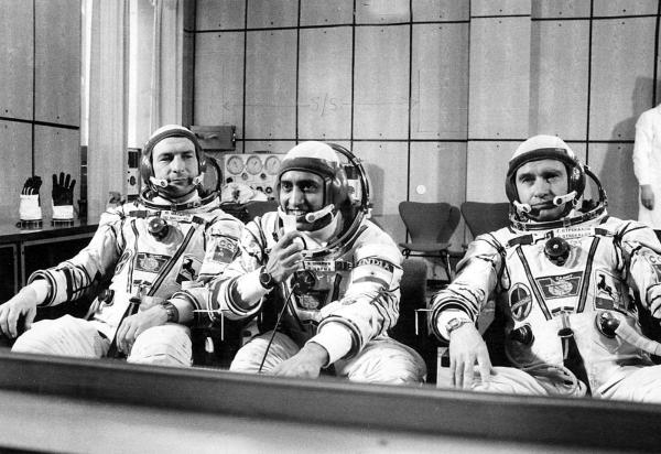 ১৯৮৪ সালের ৩ এপ্রিল রাশিয়ার মহাকাশযানে চেপে মহাশূন্যের উদ্দেশে রওনা দিয়ে নজির গড়েছিলেন ভারতীয় মহাকাশচারী রাকেশ শর্মা। 