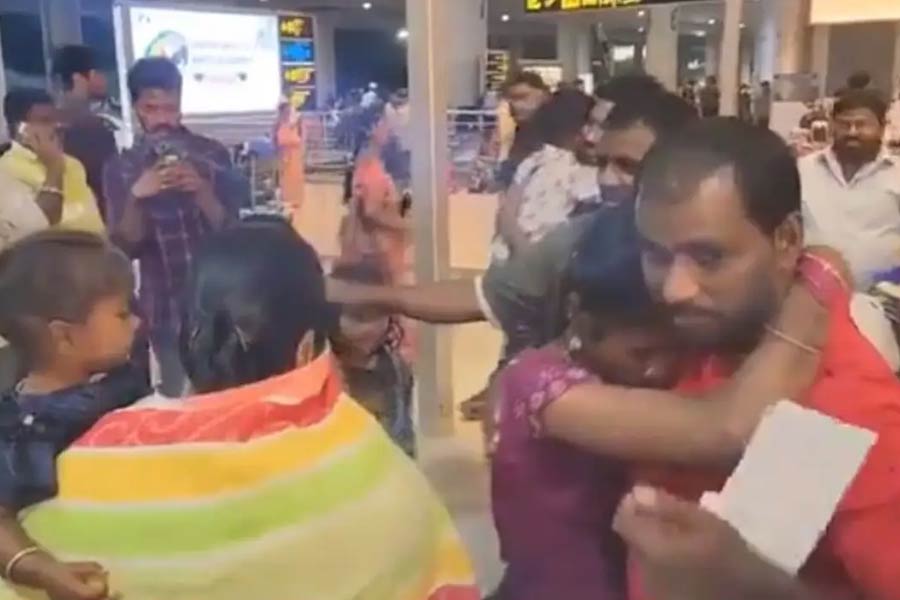 5 Indian reunite with families after spent 18 years in Dubai Jail