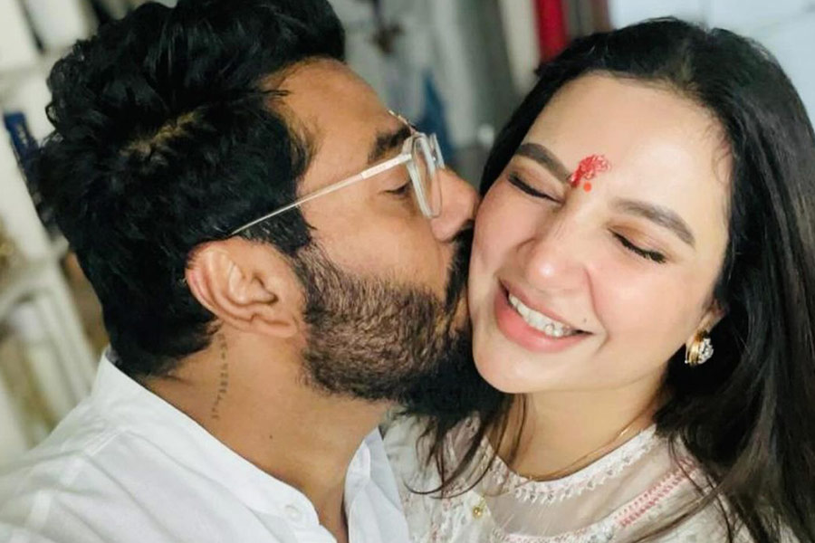 আবার নিজেদের একান্ত সময় কাটানোর কিছু ছবিও রয়েছে তাতে। স্ত্রীর কাছ থেকে এমন উপহার পেয়ে যে খুশি হবেন রাজ, সেটা বলার অপেক্ষা থাকে না।