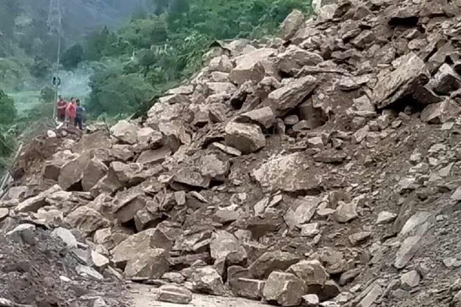 Landslide at Jammu-Srinagar highway, hundreds of vehicles stranded