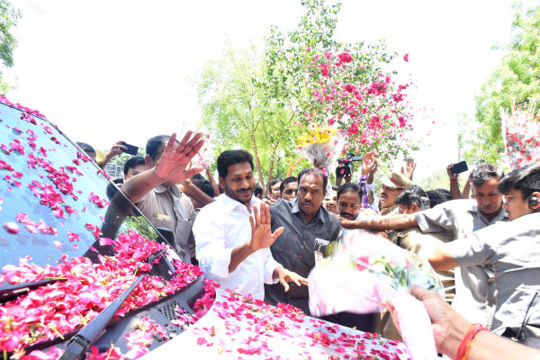 সমাজমাধ্যমে সেই ঘটনার ভিডিয়ো ভাইরাল হয়েছে। যদিও ভিডিয়োটির সত্যতা যাচাই করেনি আনন্দবাজার অনলাইন।