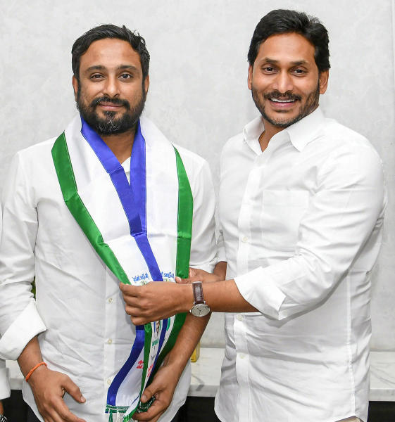 সমাজমাধ্যমে প্রকাশিত ভিডিয়ো এবং ছবি অনুযায়ী, প্রচারের জন্য নীল রঙের প্যাকেট বেছেছে ওয়াইএসআর কংগ্রেস।