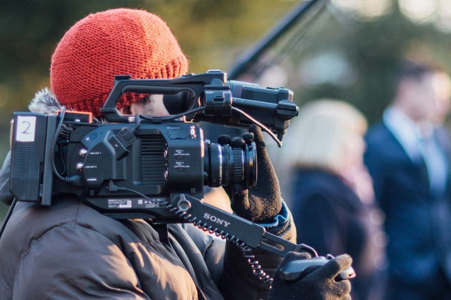 বলিপাড়ার শাহরুখ খান থেকে সলমন খান, দক্ষিণী ফিল্মজগতের রজনীকান্ত থেকে প্রভাস— ছবিতে মুখ্যচরিত্রে অভিনয়ের জন্য ১০০ কোটি টাকারও বেশি আয় করেছেন তারকারা। কিন্তু ক্যামিয়ো চরিত্রে অভিনয়ের জন্য কোন তারকারা কোটি কোটি টাকা পারিশ্রমিক আদায় করেছেন তা জানেন কি?