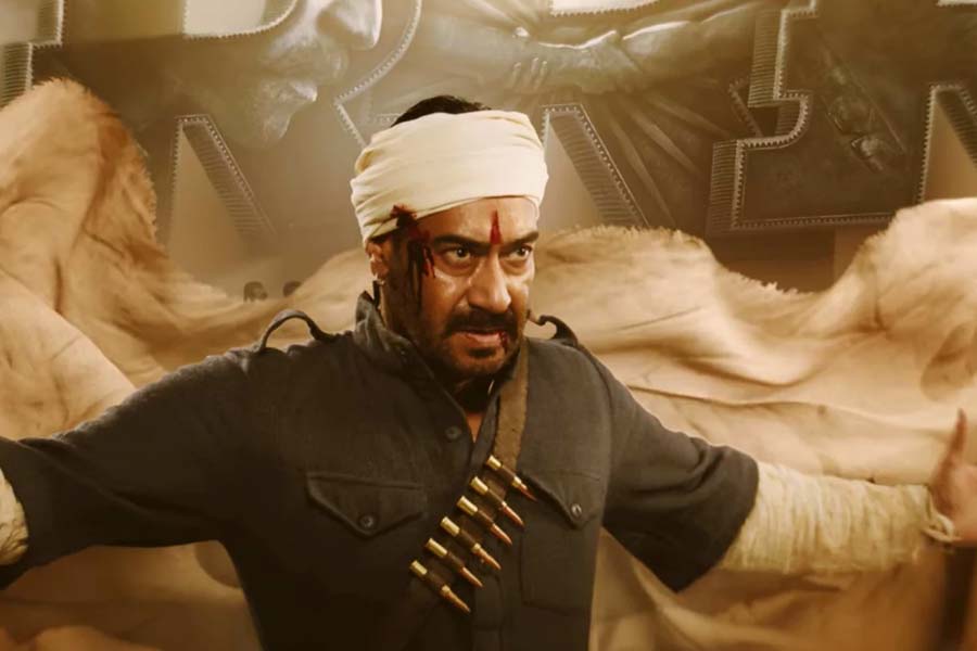 বলিপাড়া সূত্রে খবর, ‘আরআরআর’ ছবিতে মোট আট মিনিটের দৃশ্যে অভিনয় করেন অজয়। ক্যামিয়ো চরিত্রে অভিনয়ের জন্য ৩৫ কোটি টাকা পারিশ্রমিক পেয়েছিলেন তিনি।