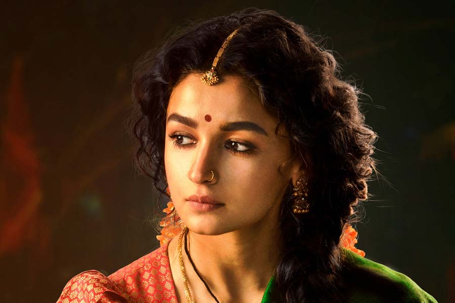 ‘আরআরআর’ ছবিতে অজয়ের পাশাপাশি ক্যামিয়ো চরিত্রে অভিনয় করতে দেখা যায় বলি অভিনেত্রী আলিয়া ভট্টকে।