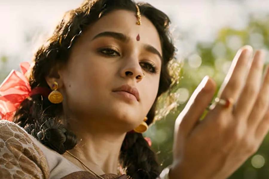 মোট ১৫ মিনিটের দৃশ্যে ‘আরআরআর’ ছবিতে অভিনয় করে ন’কোটি টাকা পারিশ্রমিক নিয়েছিলেন আলিয়া।