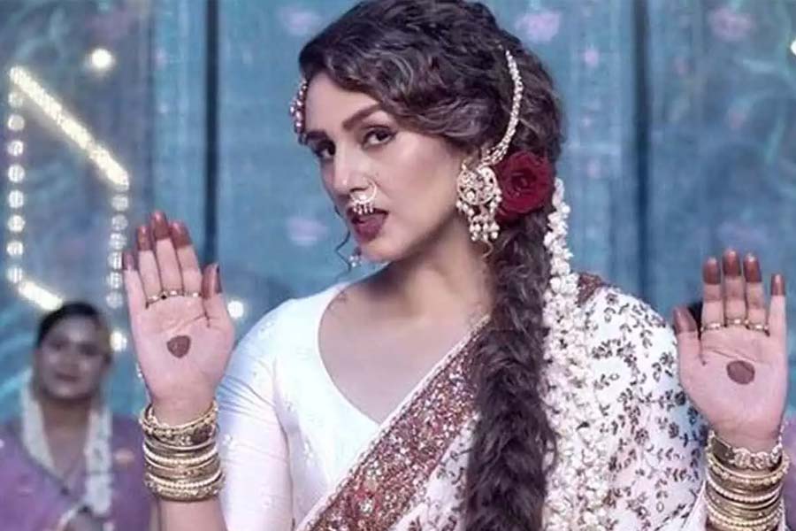 ‘গাঙ্গুবাই কাথিয়াওয়াড়ি’ ছবিতে শুধুমাত্র একটি নাচের দৃশ্যে অভিনয় করতে দেখা যায় বলি অভিনেত্রী হুমা কুরেশিকে।