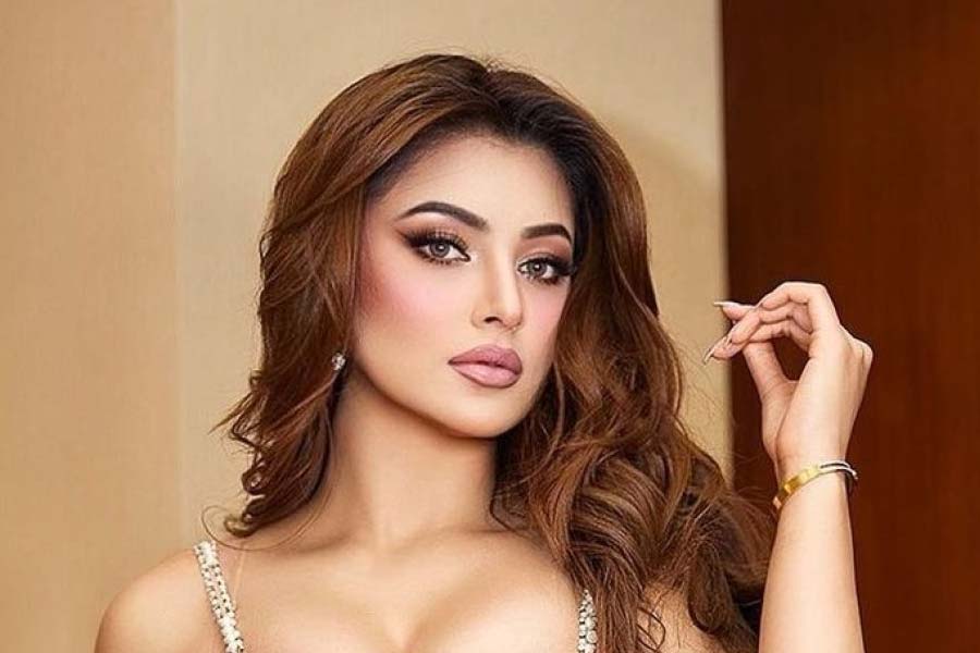 ২০২৩ সালে মুক্তিপ্রাপ্ত ‘ওয়াল্টেয়ার ভিরায়া’ নামের তেলুগু ছবিতে অভিনয় করেন চিরঞ্জীবী, রবি তেজা এবং শ্রুতি হাসনের মতো দক্ষিণী তারকারা। এই ছবিতে একটি নাচের দৃশ্যে ক্যামিয়ো চরিত্রে অভিনয় করেন বলি অভিনেত্রী ঊর্বশী রওতেলা।