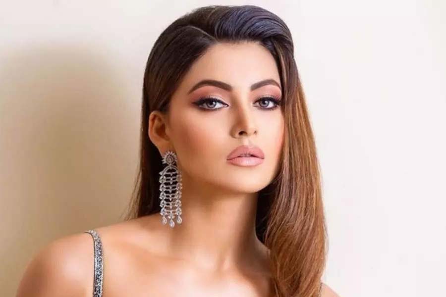 বলিপাড়ায় কানাঘুষো শোনা যায়, ‘ওয়াল্টেয়ার ভিরায়া’ ছবিতে ক্যামিয়ো চরিত্রে অভিনয় করে তিন কোটি টাকা পারিশ্রমিক পেয়েছিলেন ঊর্বশী।