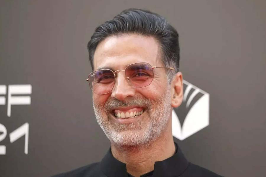 বলিপাড়া সূত্রে খবর, ‘অতরঙ্গি রে’ ছবিতে ক্যামিয়ো চরিত্রে অভিনয় করে ২৭ কোটি টাকা আয় করেন অভিনেতা।