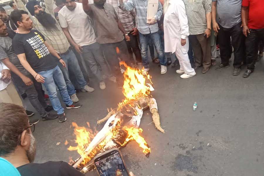শুভেন্দু অধিকারীর কুশপুতুল দাহ করা হচ্ছে।