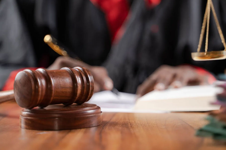 এক বার নথি জাল করে এক নগর দায়রা আদালতের বিচারককেই দু’মাসের জন্য ছুটিতে পাঠিয়ে দিয়েছিলেন ধনীরাম।