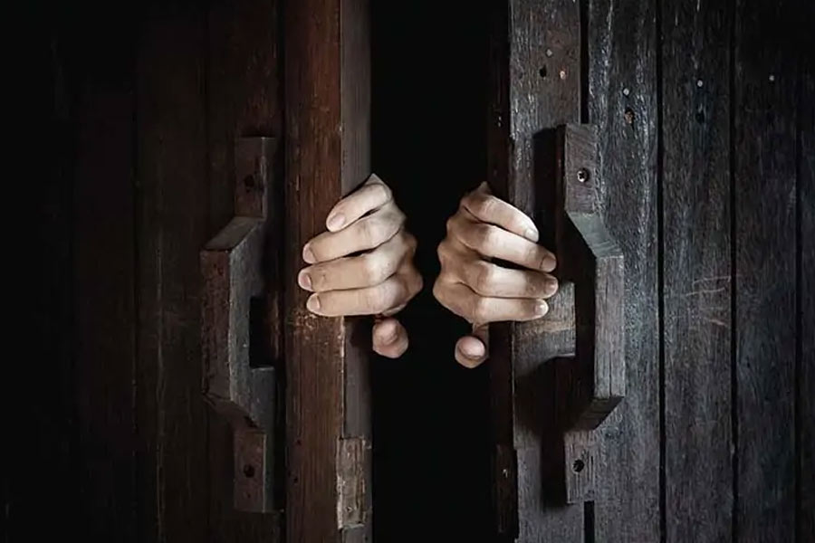 কয়েক দিন পরে ধনীরামের জারিজুরি ধরে ফেলেন কর্তৃপক্ষ। তবে তার আগেই সেখান থেকে চম্পট দিয়েছিলেন তিনি।