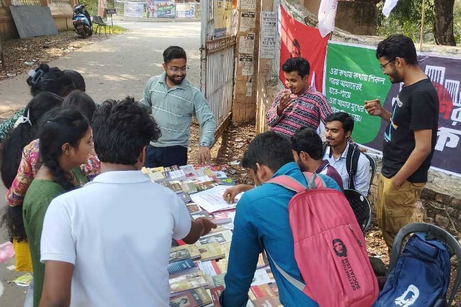 Purba Burdhaman SFI distributed books in exchange for plastic bottles 