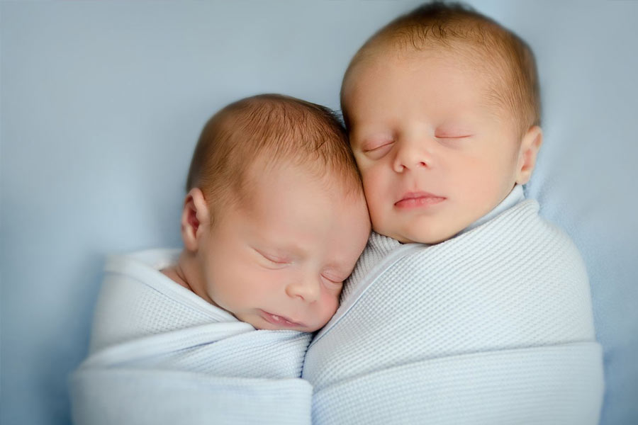 ফর্ম পূরণের পর বাবা-মাকে সন্তানের সঙ্গে ছবি তুলতে হবে। যমজ সন্তান হলে দু’বার এই প্রক্রিয়া করতে হবে।