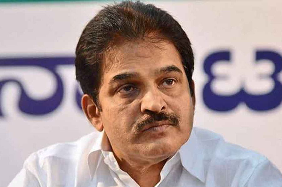 এআইসিসির সাধারণ সম্পাদক কেসি বেণুগোপাল শুক্রবার জানান, দু’টি অনলাইন সংবাদমাধ্যম, ‘নিউজলন্ড্রি’ এবং ‘দ্য নিউজ মিনিট’-এ প্রকাশিত প্রতিবেদনে দাবি করা হয়েছে, আয়কর দফতর, ইডি, সিবিআই-এর মতো কেন্দ্রীয় সংস্থার হানাদারির শিকার হওয়ার পরে কয়েকটি কর্পোরেট সংস্থা বিজেপিকে বড় অঙ্কের আর্থিক অনুদান দিয়েছে। 