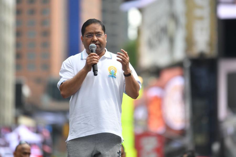 তাদের মুখপাত্র রণধীর জয়সওয়াল বলেন, ‘‘আমরা অবহিত রয়েছি যে, রুশ বাহিনীকে সহায়তা করার জন্য নিয়োগপত্রে সই করেছেন কয়েক জন ভারতীয়। ওই ব্যক্তিদের ছাড়ানোর জন্য ভারতীয় দূতাবাস নিয়মিত রাশিয়ার সঙ্গে যোগাযোগ রাখছে। আমরা সকল ভারতীয়কে সতর্ক এবং এই সংঘাত থেকে দূরে থাকতে অনুরোধ করছি।’’