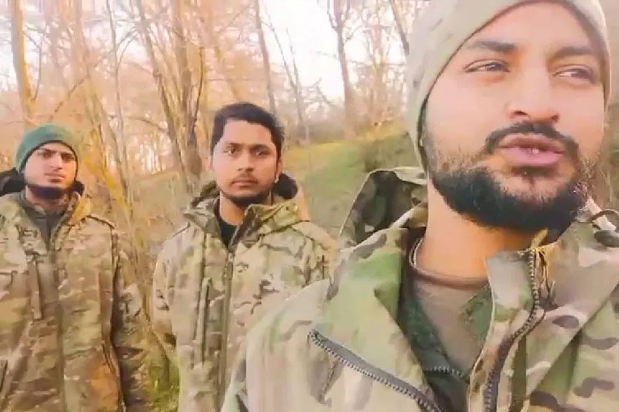 বৃহস্পতিবার সুফিয়ান নামে এক ভারতীয়ের পরিবারকে পাঠানো ভিডিয়ো সমাজমাধ্যমে ছড়িয়ে পড়ে। সেখানে তিনি পরিবারকে অনুরোধ করেন, দ্রুত যেন তাঁদের দেশে ফেরানোর ব্যবস্থা করা হয়।