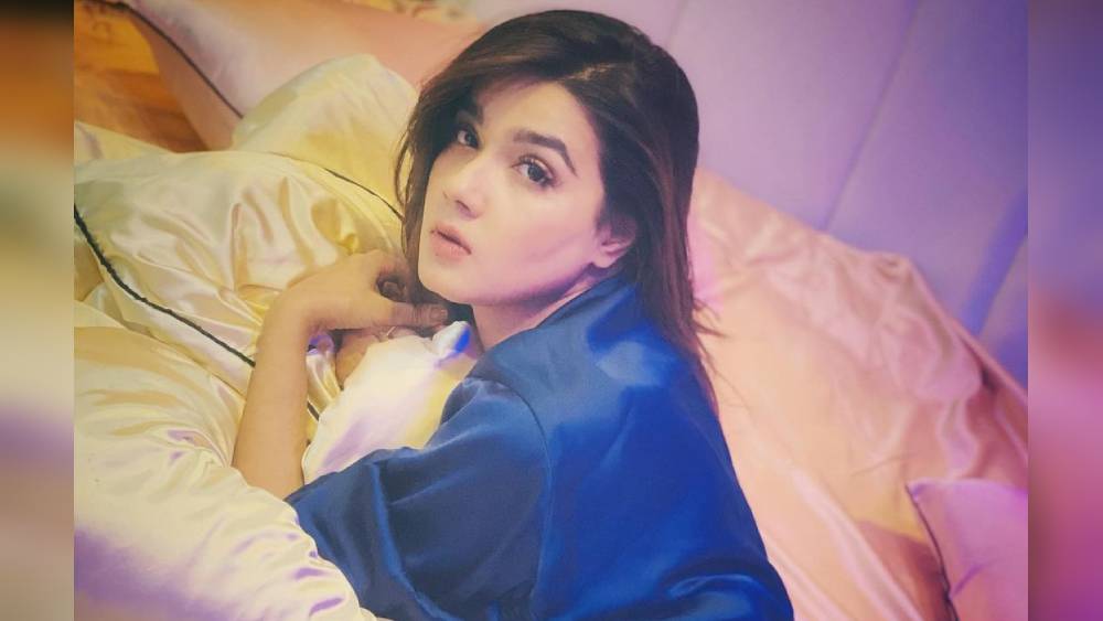 একাকিত্বে ভুগছেন নায়িকা। কিন্তু, স্ত্রীর মনের এই অবস্থার সময়, স্বামী রাকিব ডুবে আছেন কোথায়?