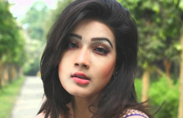 তাঁর স্বামী রাকিব জানিয়েছিলেন, পাল্টা ভিডিয়োর মারফত নিজের বক্তব্য তুলে ধরবেন। কিন্তু তার আগেই একাকিত্ব ঘিরে ধরেছে মাহিকে।