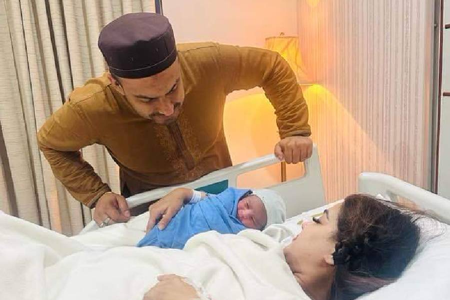 অন্য দিকে, একই দিনে মাহির সঙ্গে সন্তান ফারিশকে কাঁধে নিয়ে দাঁড়ানো একটি ছবি রাকিব তাঁর ফেসবুক পেজে পোস্ট করেন। 