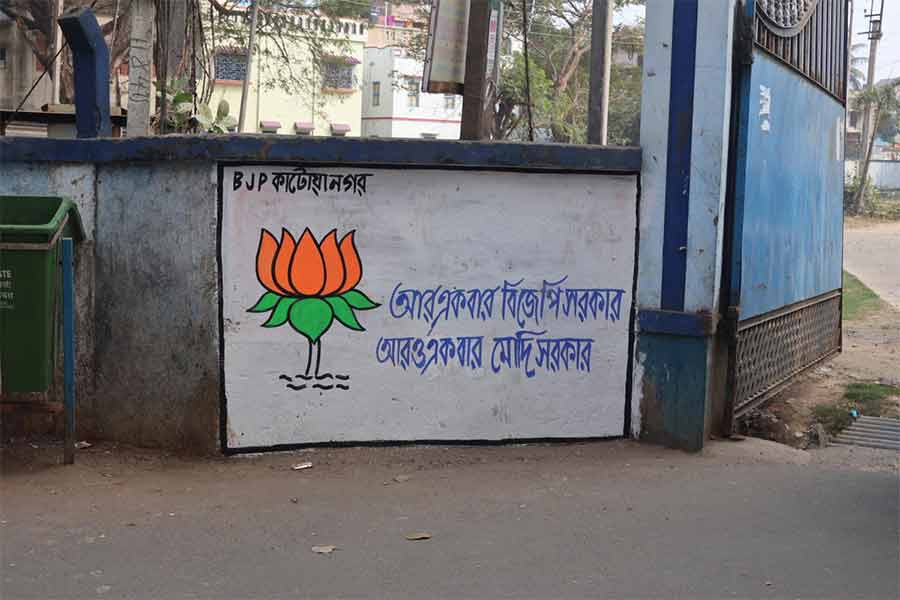 Political parties started Writing on walls without Lok Sabha Election 2024 Candidates name