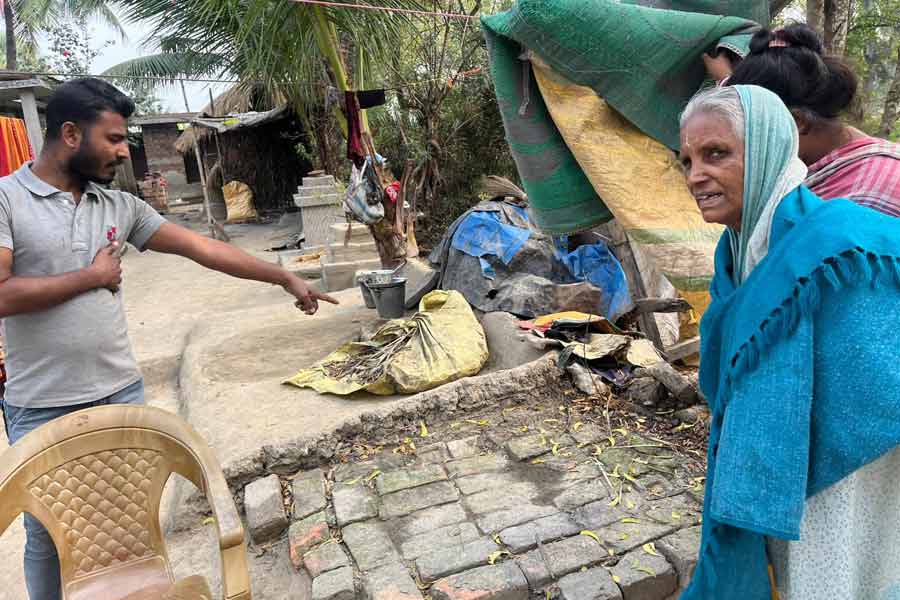 এই জায়গাতে বসানো হয়েছিল জলের পাইপ। পরে তা খুলে নেন গ্রামবাসীরা।