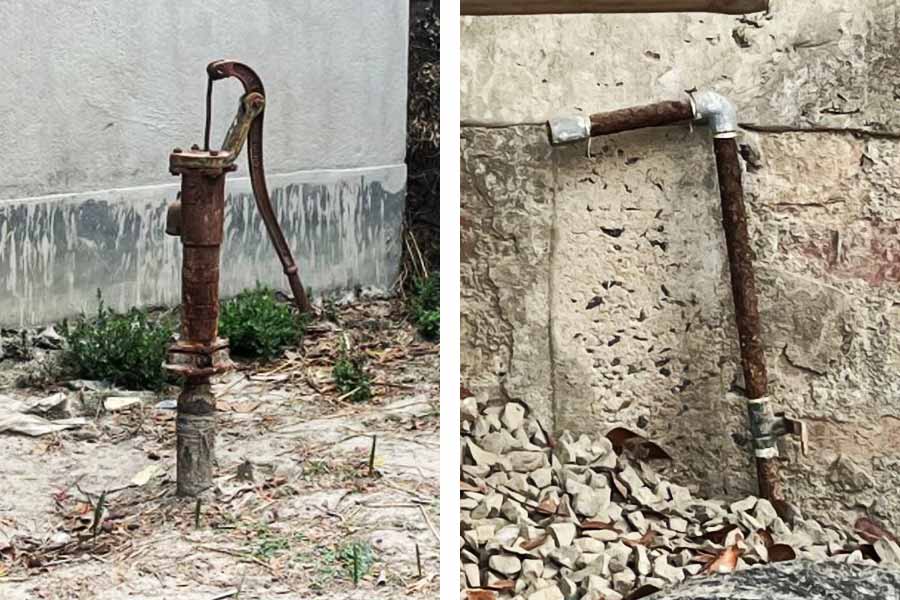(বাঁ দিকে) বহু বছর আগে বসানো টিউবওয়েল। (ডান দিকে) গ্রামের মরচে পড়ে যাওয়া টাইম কল।