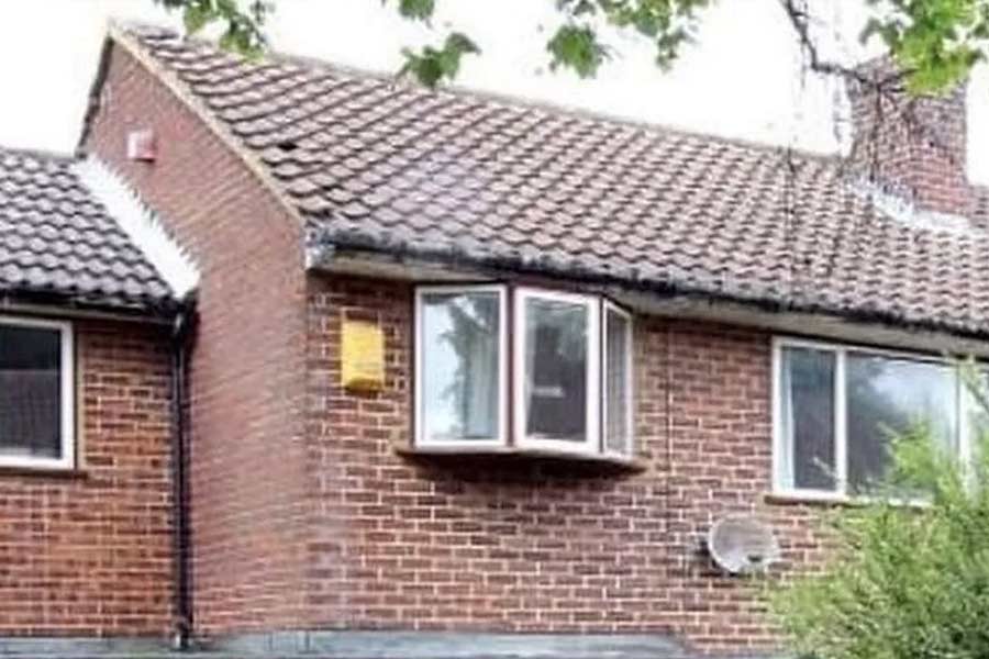 হার্টফোর্ডশায়ারের সেন্ট অ্যালবানস শহরে রয়েছে সেই বাড়ি। ২০১৪ সালের জুন মাসে কিনেছিলেন লিজ়ি উইলিয়ামস এবং তাঁর স্বামী ফিলস। লিজ়ির বয়স ৩৭ বছর। ফিলের ৪০।