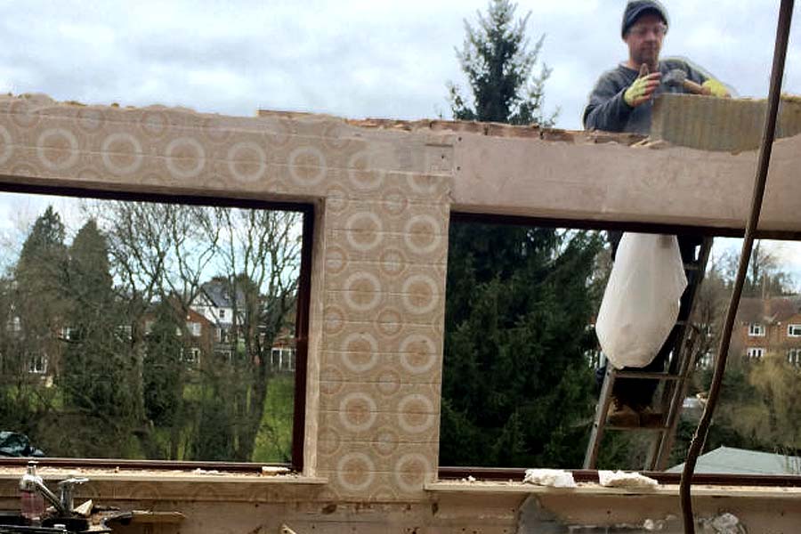  বাড়িতে ছিল চারটি বেডরুম। চার বছর সেই বাড়িতে কেউ বসবাস করেননি। এক ঝলক দেখলেই বোঝা যেত সে কথা। ছাদে ফুটো। বাড়ির সামনের বাগানে গাছপালা সব মরে গিয়েছিল। এক তলার মেঝেয় শ্যাওলা জন্মেছিল।