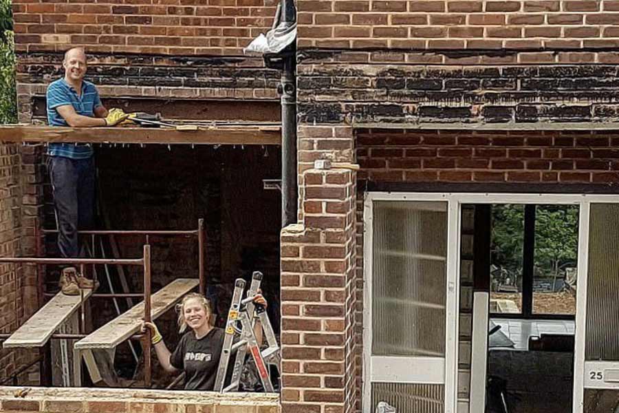 দম্পতির দাবি, সবটাই তাঁরা করেছেন নিজেদের হাতে। আর এ ভাবে নাকি বাঁচিয়েছেন প্রায় ২০ লক্ষ পাউন্ড। ভারতীয় মুদ্রায় প্রায় ২১ কোটি টাকা।