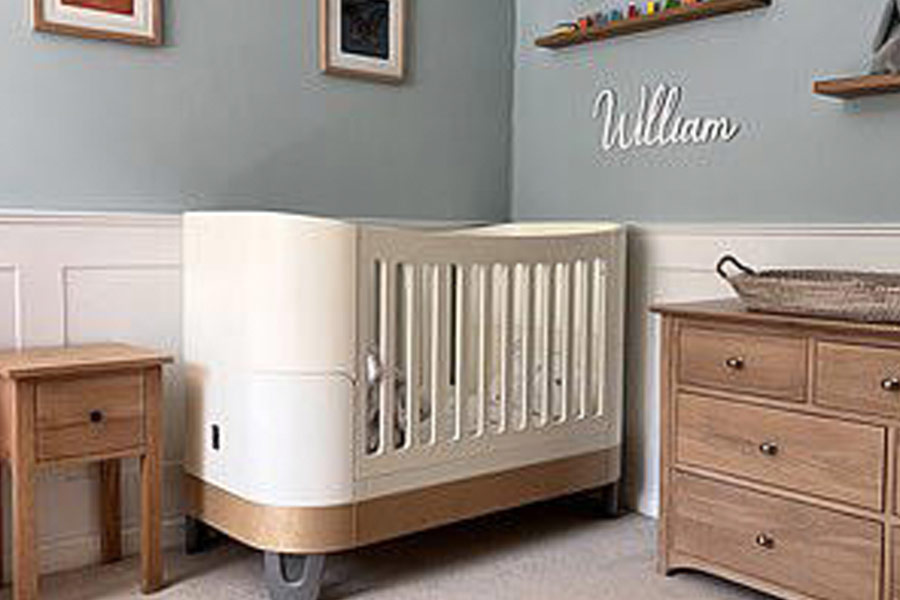 বাড়িতে জলের কল বসানো, বিদ্যুৎ সংযোগের ব্যবস্থা থেকে শুরু করে রান্নাঘরে প্রয়োজনীয় সামগ্রী তৈরির কাজ নিজের হাতে করেছেন ওই দম্পতি। কারও সাহায্য নেননি। বাড়িতে সুইমিং পুলও তৈরি করেছেন নিজেরাই। দম্পতির দাবি, সবটাই করেছেন ইউটিউব দেখে।