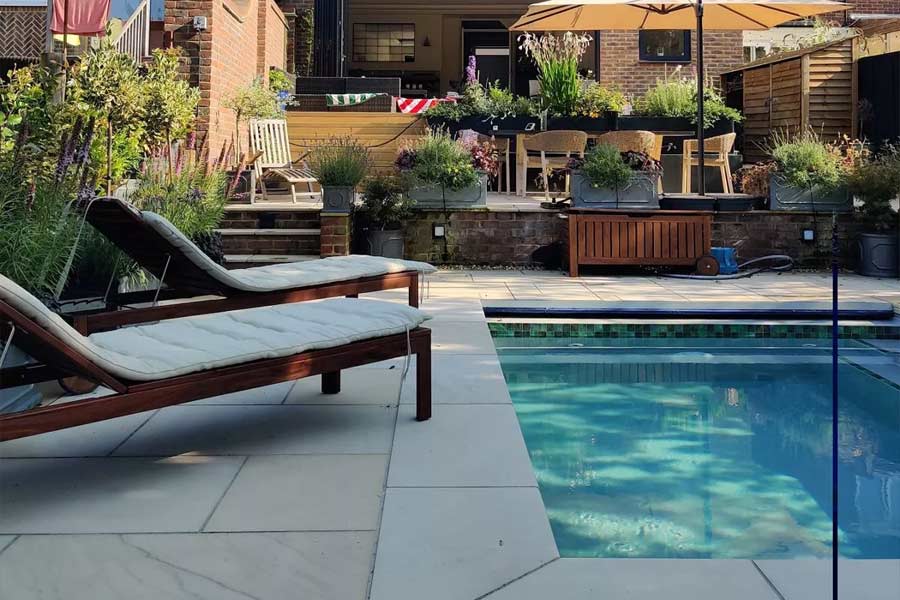 একমাত্র বাড়িটির ছাদ তৈরির জন্য লোক ভাড়া করেছিলেন উইলিয়ামস দম্পতি। ছাদের টালি ভেঙে পড়েছিল। ফুটো হয়ে জল পড়ত। সেই ছাদ এখন দেখলে আর বোঝা যাবে না।