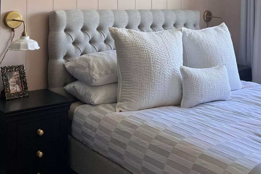 লিজ়ি মার্কেটিংয়ের কাজের সঙ্গে যুক্ত। ওই দম্পতি তাঁদের সঞ্চয়ের সবটুকু ঢেলে দেন ভাঙাচোরা বাড়ির সংস্কারে।