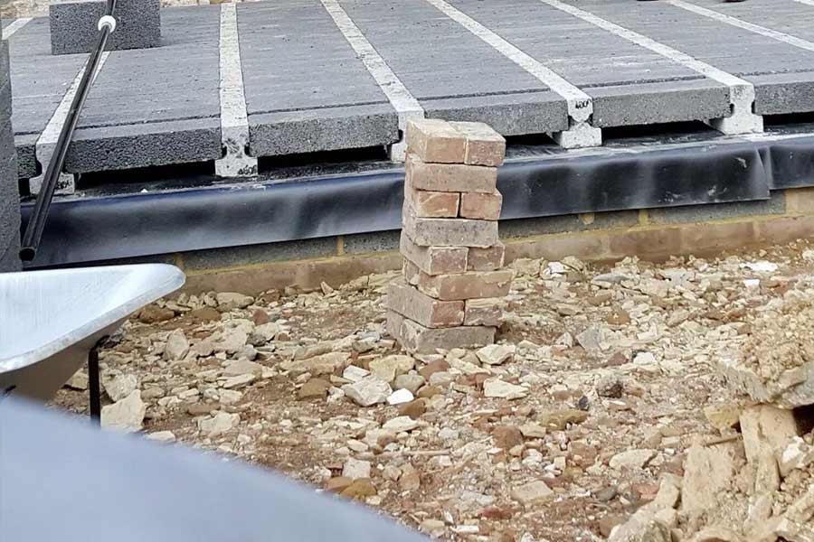 লিজ়ি জানান তাঁর স্বামী ফিলস খুব খুঁতখুঁতে। কী ভাবে বাড়ির সংস্কার হবে, তা নিয়ে বিভিন্ন অনলাইন মাধ্যমে প্রশিক্ষণ নেন। ইউটিউবে ভিডিয়ো দেখেন। বিভিন্ন বিশেষজ্ঞেরও পরামর্শ নেন।