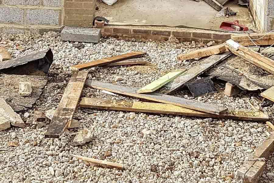 ২০১৪ সালে বাড়িটি কেনার ছ’মাস পর সেখানে উঠে যান লিজ়িরা। বাড়ির দু’টি ঘরে থাকতে শুরু করেন। বাকি বাড়ি সারানোর কাজে হাত দেন।