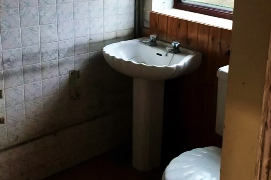 লিজ়ি জানান, দোতলার একটি ঘর নিজেদের শোওয়ার ঘরে পরিণত করেন ওই দম্পতি। পাশের ঘরটিকে বসার ঘর হিসাবে ব্যবহার করতে শুরু করেন।